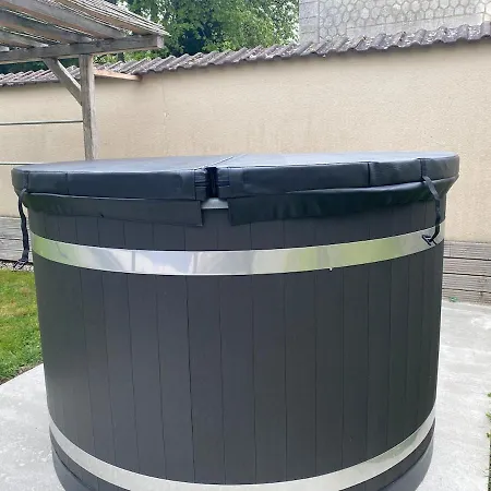 With Pool & Nordic Bath * Monthois